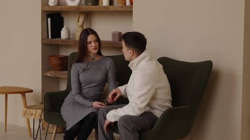 Conversation entre deux personnes dans un cadre intérieur moderne