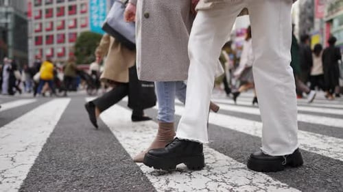 4 тысячи азиатских подруг, пересекающих пешеходный переход на перекрестке Сибуя в Токио, Япония, осенью.