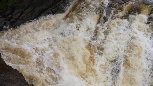 De l'eau au ralenti jaillissant d'une cascade.