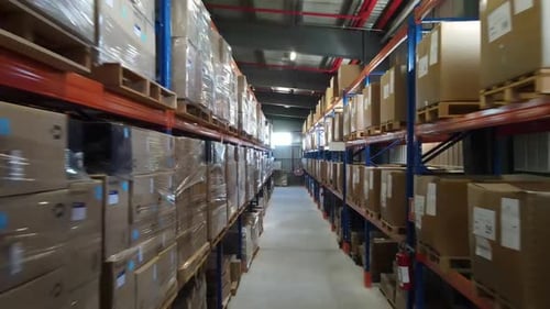 Intérieur de l'entrepôt montrant des boîtes en carton mobiles sur des étagères