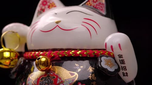 Lucky Manejo Cat Waving