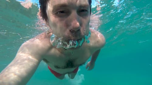 Vue sous-marine d'un nageur dans la mer