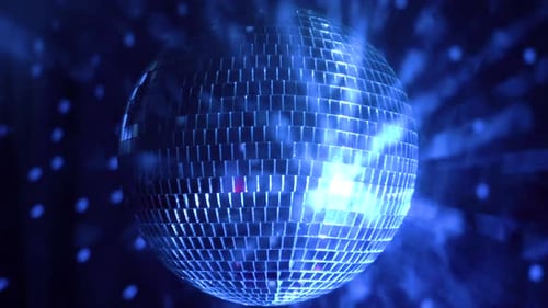 Tanzen unter bunten Lichtern von einer funkelnden Discokugel auf einer Party