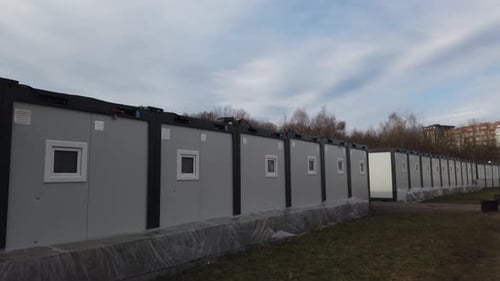 Polnische modulare Häuser für Flüchtlinge in der Ukraine.