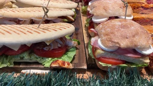 Gegrillte Paninis und Ciabatta-Sandwiches mit frischen Zutaten.
