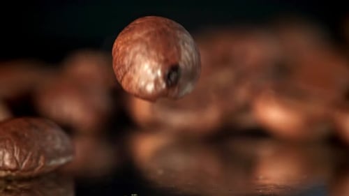 Grains de café torréfiés au ralenti, filmés par une caméra haute vitesse à 1000 images par seconde
