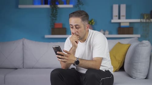 Der Mann, der schlechte Nachrichten am Telefon bekommen hat.