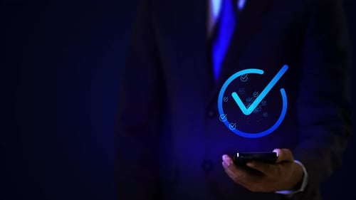 Business Professional Holding Leuchtendes blaues Häkchen Hologramm Geschäftsumgebung fokussiert Zulassung