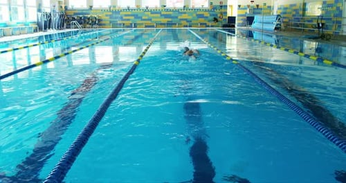 nadador profesional en una piscina vacía, concepto de salud, poder y pasión.