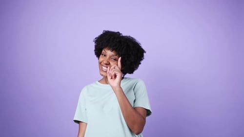 Enthusiastic woman raises finger, has idea