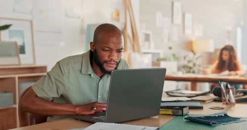 Творческий чернокожий мужчина, работающий в сети или работающий на ноутбуке для планирования, исследований