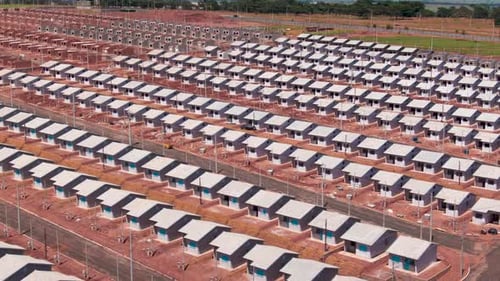 La vue d'un drone capturant des logements populaires s'étendait sur une longue période.