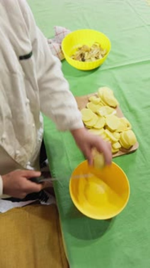 Home Chef Cuts Potatoes To Make Them Fried On The Table