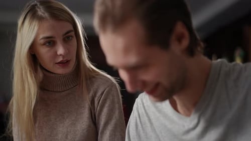 Une conversation significative se déroule entre jeunes adultes dans un cadre chaleureux, approfondissant les liens