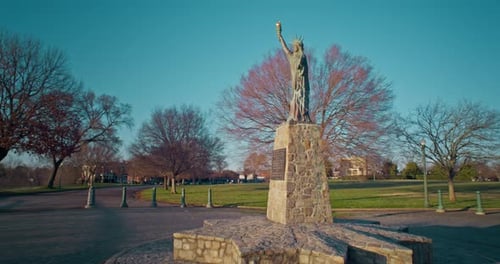Gimbal shot of a Statue of LIberty replica