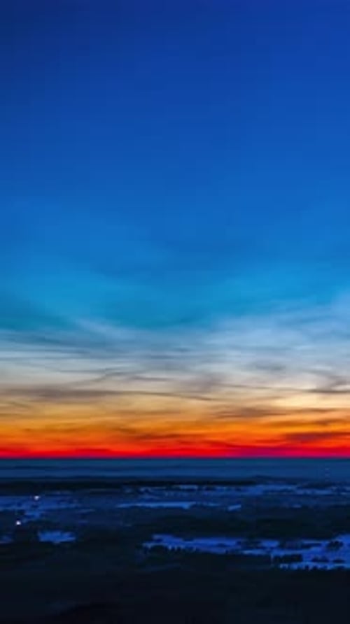 Nuages vifs au coucher du soleil au-dessus de l'horizon de la campagne enneigée