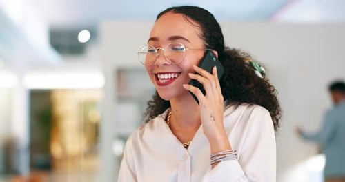 Mujer negra, llamada telefónica y comunicación corporativa, negociación empresarial