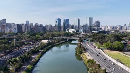 Famosa estrada de Pinheiros, no centro de São Paulo, Brasil.