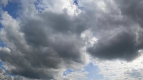Céu azul sendo coberto por nuvens cinzentas. Formação de paisagem nublada chuvosa na atmosfera. Timelapse
.