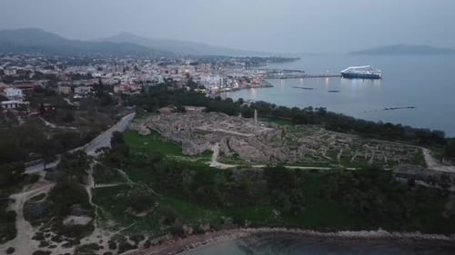 Île d'Égine, golfe Saronique, Grèce. Le port et la ville d'Égine
