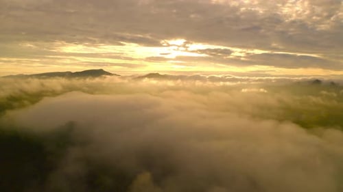 Drohnenvideo, das über dem Nebel und den Wolken bis zur Nebelspitze fliegt, wunderschöne Landschaft, Meeresnebel.