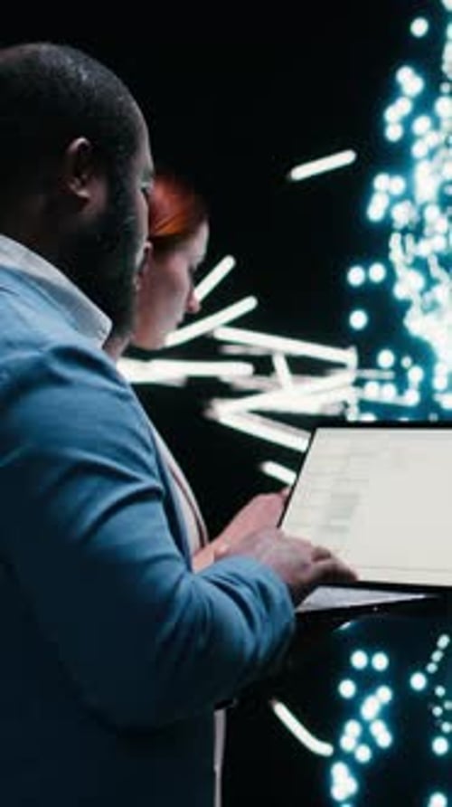 Vertikales Videoteam von KI-Startup-Datenwissenschaftlern implementiert Deep-Learning-Algorithmen mit Laptop