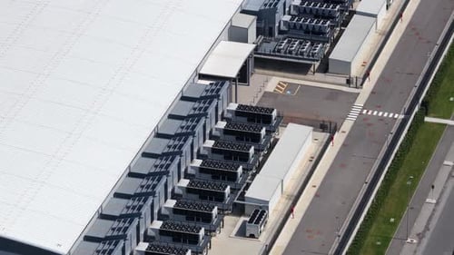 Centro de datos en Milán, Italia, red de fibra, computación en la nube, infraestructura de TI industrial.