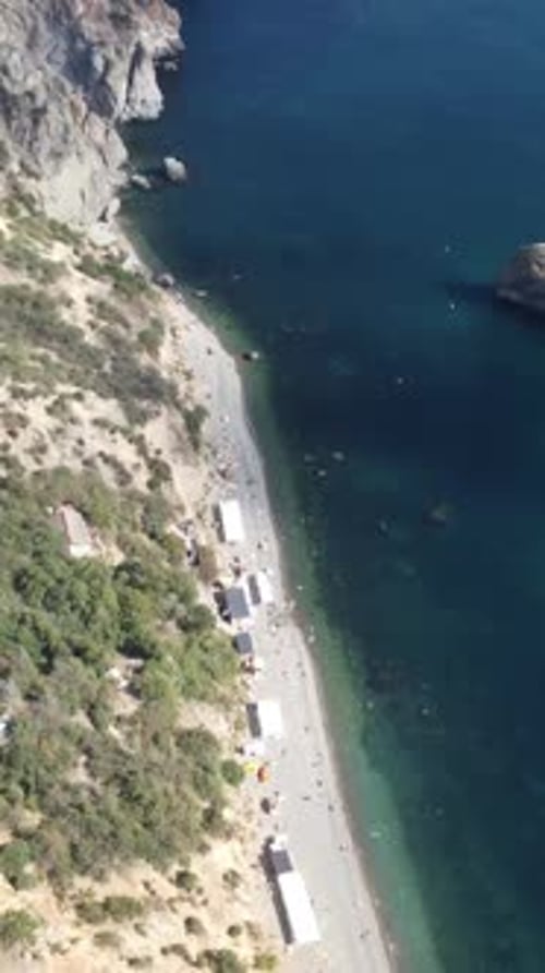Luftaufnahme des ruhigen azurblauen Meeres und der vulkanischen Felsküste Kleine Wellen auf der Wasseroberfläche Natur Sommer
