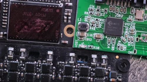 Verschiedene Arten von Chips und Mikroschaltungen liegen auf dem Tisch und drehen sich. Computer-Hauptplatine