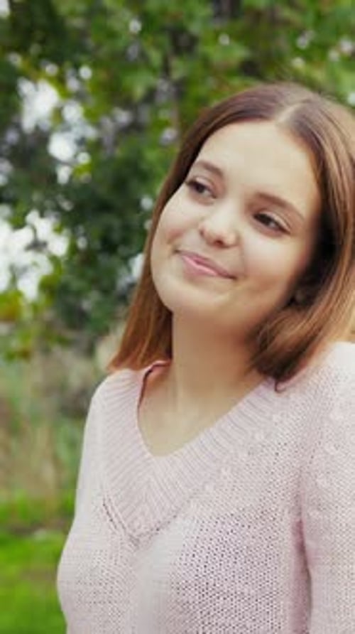 Une fille timide hoche la tête aux compliments insistants d'un maniaque qu'elle a rencontré dans la rue