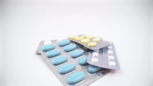Pillenmedizin aus nächster Nähe, isoliert, 4K