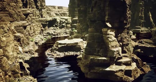 Le canyon reflète des rochers escarpés dans les eaux tranquilles de midi