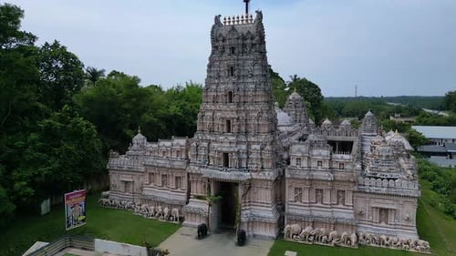 Architecture du temple Sri Shakti Dhevasthanam en Malaisie. Drone à vue aérienne fluide