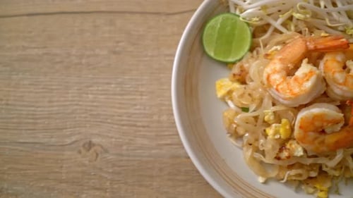 Delicious Pad Thai Noodles with Shrimp and Lime