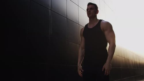 Junger muskulöser Mann, der draußen bei Sonnenuntergang Sport treibt Training eines jungen starken Sportlers Fitness und