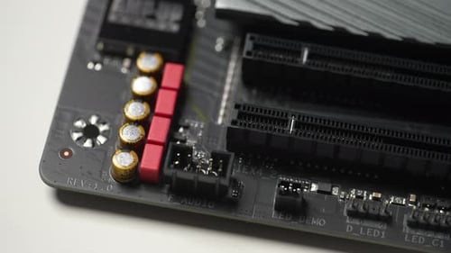 Nahaufnahme eines neuen Motherboard-Computer-Stromkreises mit Steckplätzen, Mikrochip und
