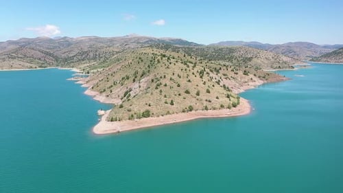 Vue aérienne du barrage et des montagnes 4