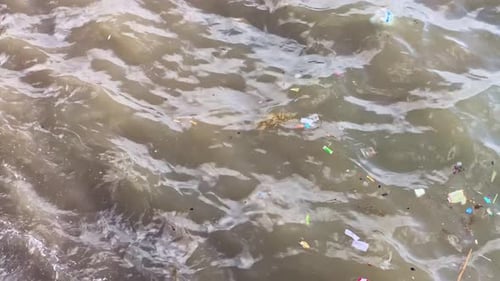 Vue rapprochée de déchets et de déchets dans des eaux troubles polluées sur la côte de la plage - Importance du recyclage, environnement