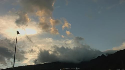 Nuages de Tenerife au-dessus d'une montagne en timelapse nocturne