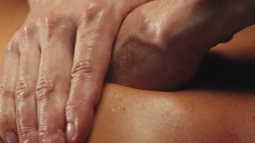 Mann, Masseur, Hände, massieren den weiblichen Rücken, Nahaufnahme, Entspannungs- und Regenerationsmassage bei