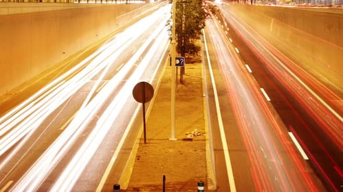 Fahrzeug-Lichtspuren auf der Straße