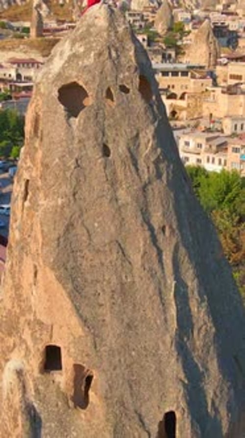 Vidéo verticale : vue aérienne de Göreme, Cappadoce, Turquie. La ville antique se dévoile ci-dessous, révélant ses