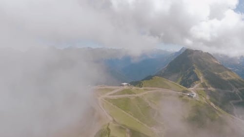 Vol à travers les nuages au-dessus de collines verdoyantes par une journée ensoleillée