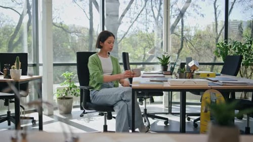 Manager bereitet Tee zu, trinkt in der Büropause, Mädchen hält Tasse, Kaffeegetränk
