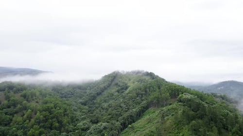 Blick auf kleine Bergdrohnen mit Nebel