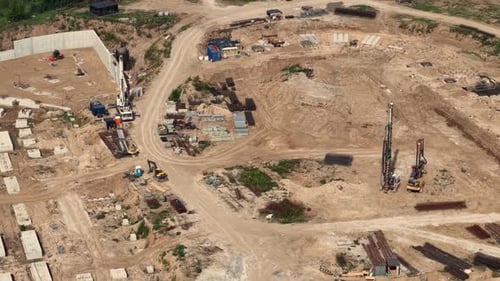 Imágenes de drones sobre la construcción del Estadio Nacional de Vilna con plataformas de pilotaje, carreteras de excavación y barras de refuerzo