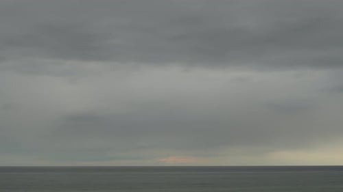 Lapso de tiempo de nubes que se mueven sobre la superficie del océano