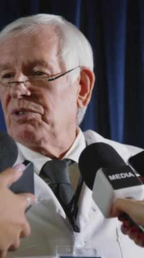 Un expert en soins de santé accorde une interview à des journalistes lors d'un événement public