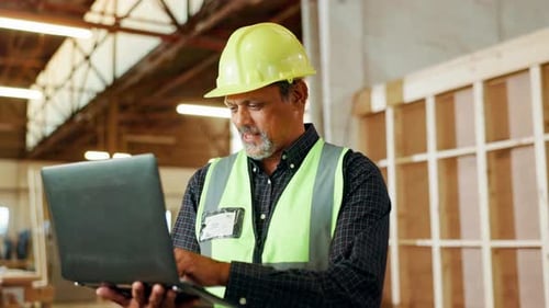 Industrie, Werkstatt oder reifer Mann mit Laptop für Holzarbeiten, Fertigung oder Möbelherstellung