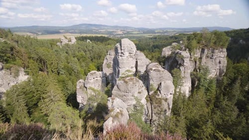 Hohe Felsen in einem Wald an einem sonnigen Tag Ansicht von oben